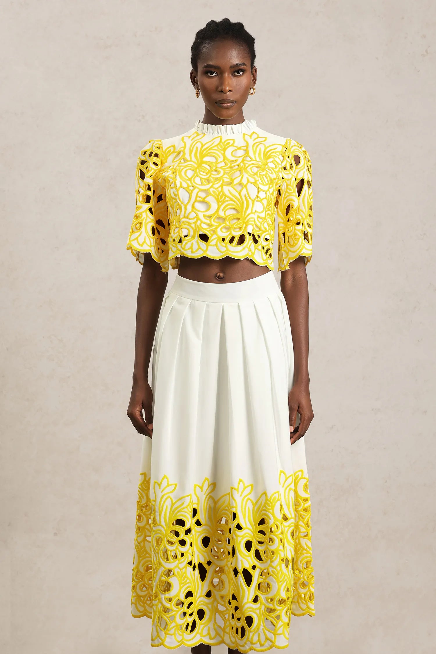 Conjunto Elegância Bordada com Top Curto e Saia Midi de Cintura Alta