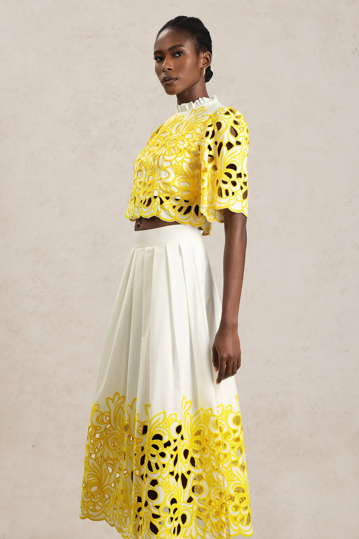 Conjunto Elegância Bordada com Top Curto e Saia Midi de Cintura Alta