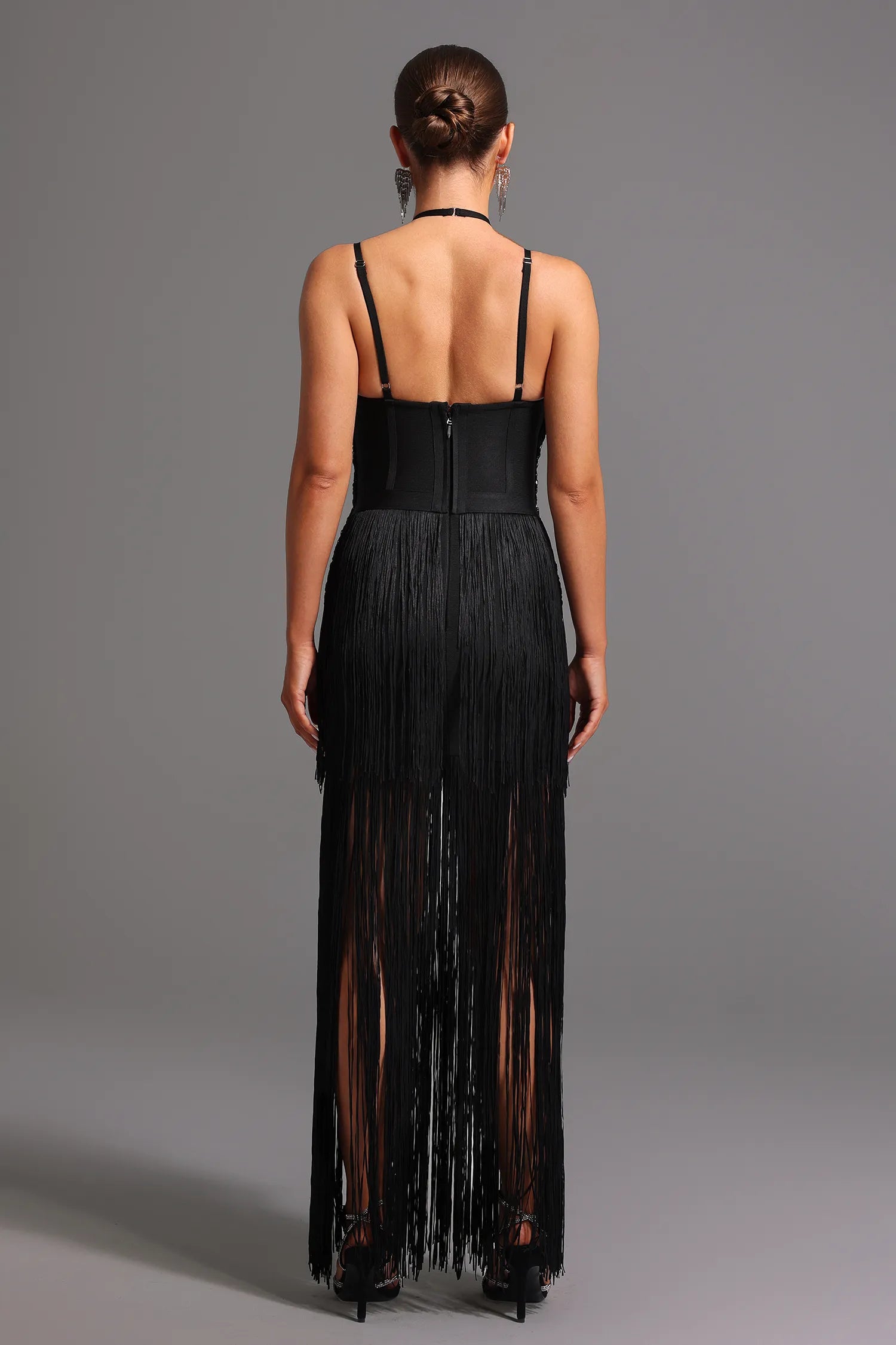 Vestido Longo com Alças Finas e Franjas – Elegante e Sofisticado