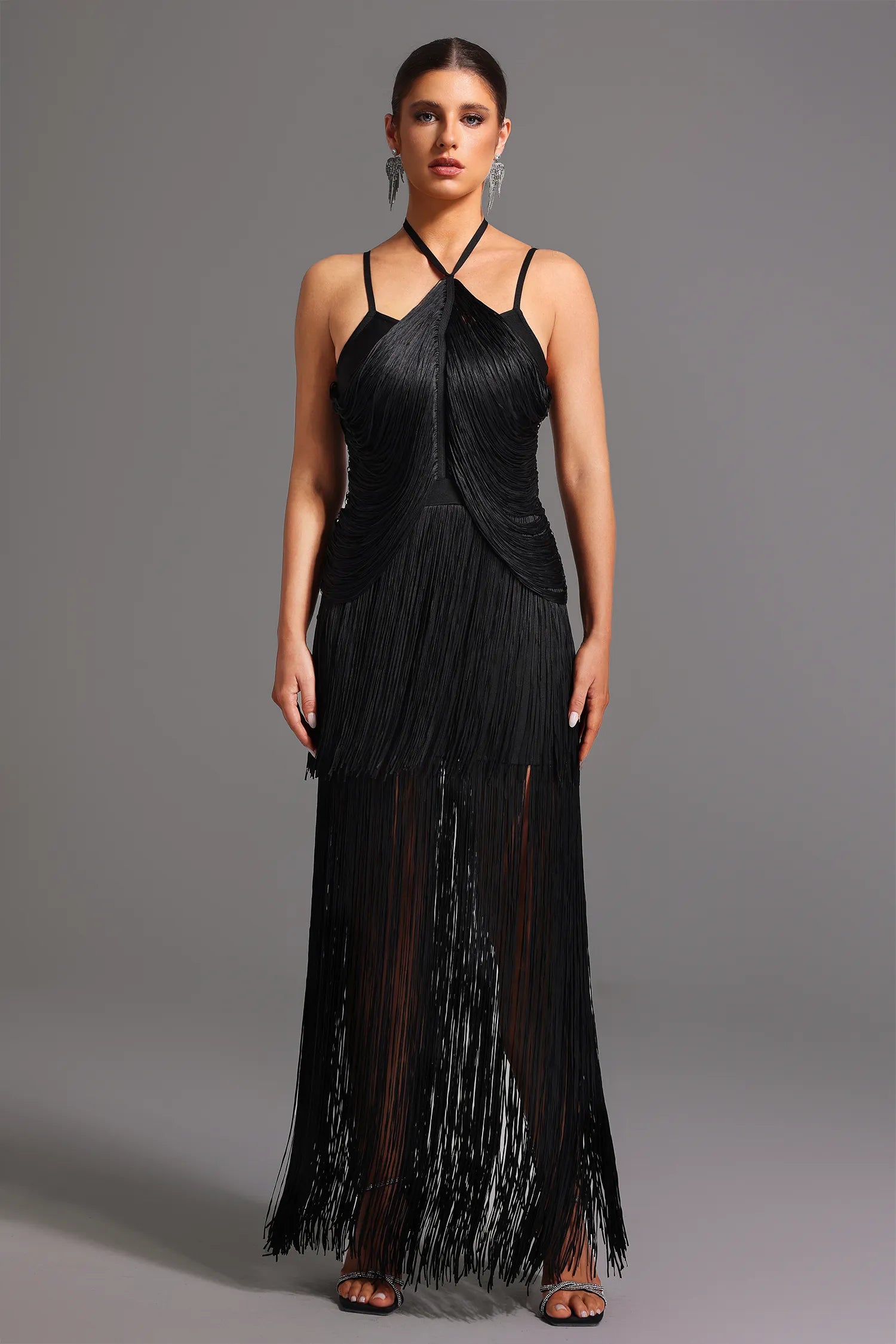 Vestido Longo com Alças Finas e Franjas – Elegante e Sofisticado