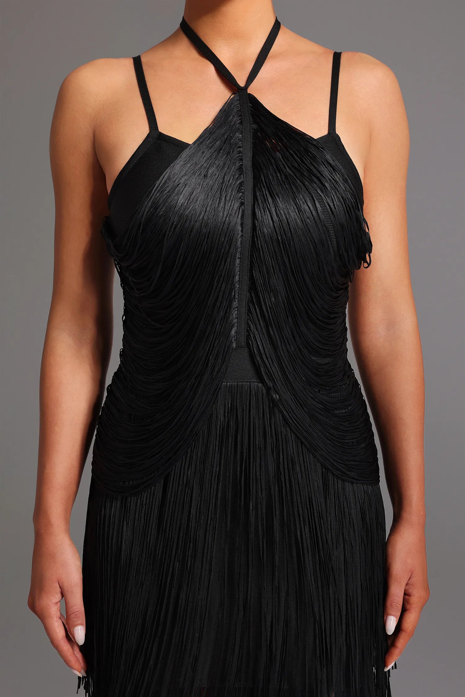 Vestido Longo com Alças Finas e Franjas – Elegante e Sofisticado