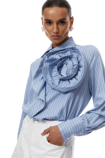 Camisa Listras Finas com Pétalas em 3D e Design de Luxo