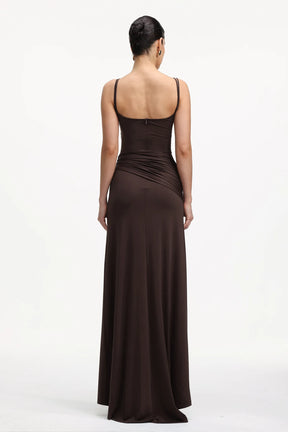 Vestido Longo Marrom com Fenda Alta e Recortes Elegantes – Modelo Drapeado