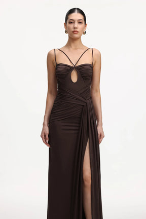 Vestido Longo Marrom com Fenda Alta e Recortes Elegantes – Modelo Drapeado