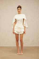 Vestido Escultural com Babados Assimétricos e Detalhe Estilo Xale