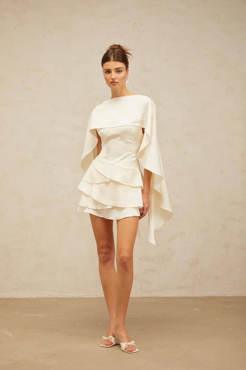 Vestido Escultural com Babados Assimétricos e Detalhe Estilo Xale