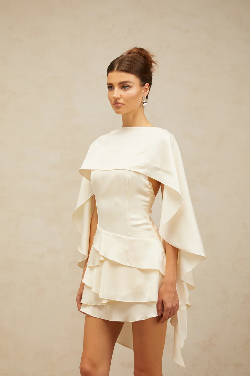 Vestido Escultural com Babados Assimétricos e Detalhe Estilo Xale