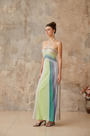 Vestido Contraste de Cores e Silhueta Alongada