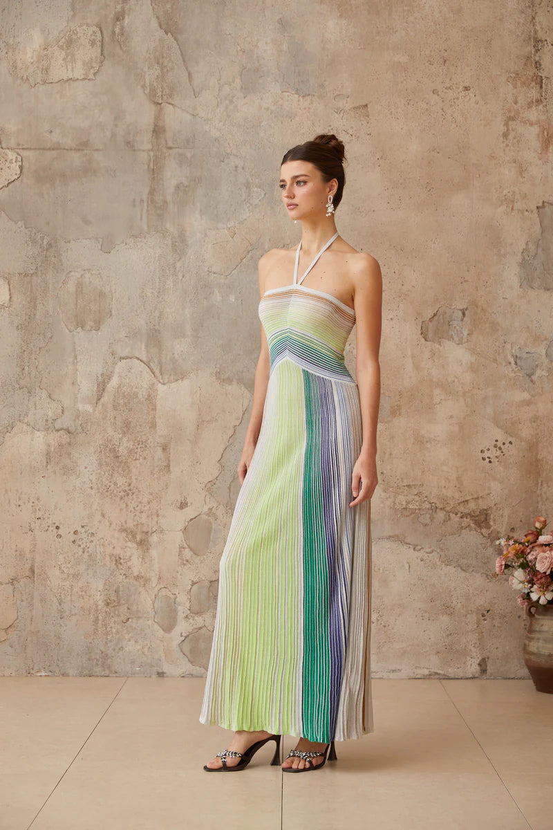 Vestido Contraste de Cores e Silhueta Alongada