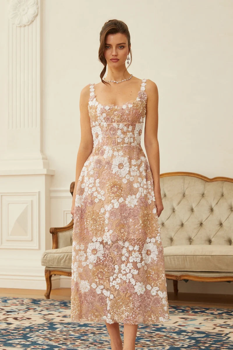 Vestido Midi em Tule Neutro com Brilho de Paetês e Detalhe Floral