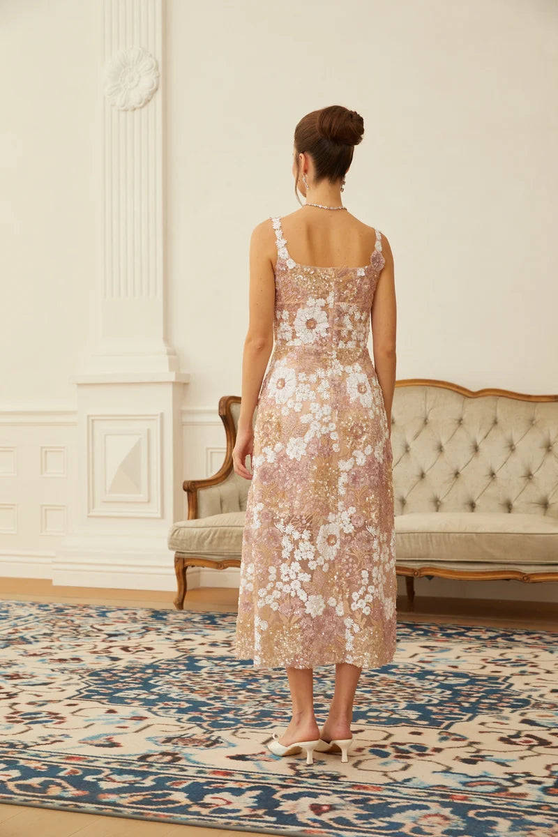 Vestido Midi em Tule Neutro com Brilho de Paetês e Detalhe Floral