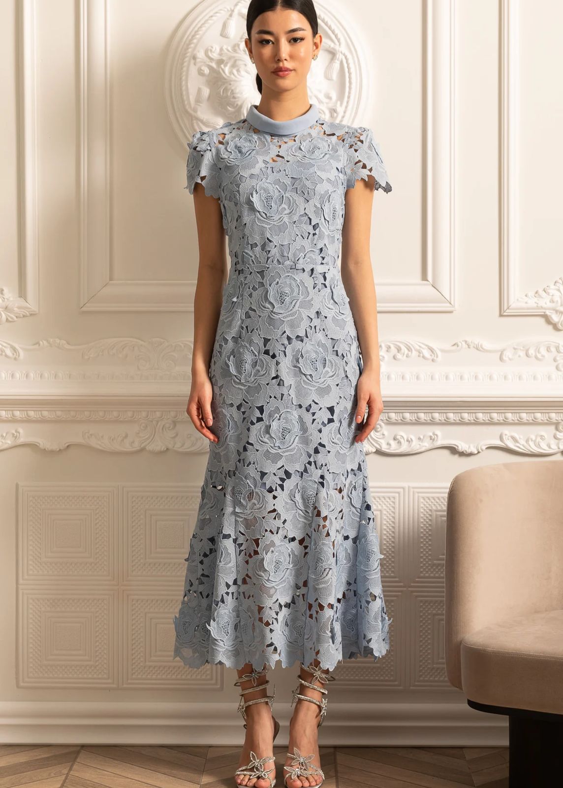 Vestido Renda Bordada  – Elegância Sofisticada