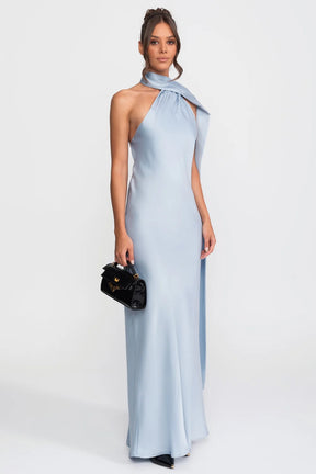 Vestido Longo Acetinado com Detalhe Torcido no Pescoço e Caimento Fluido