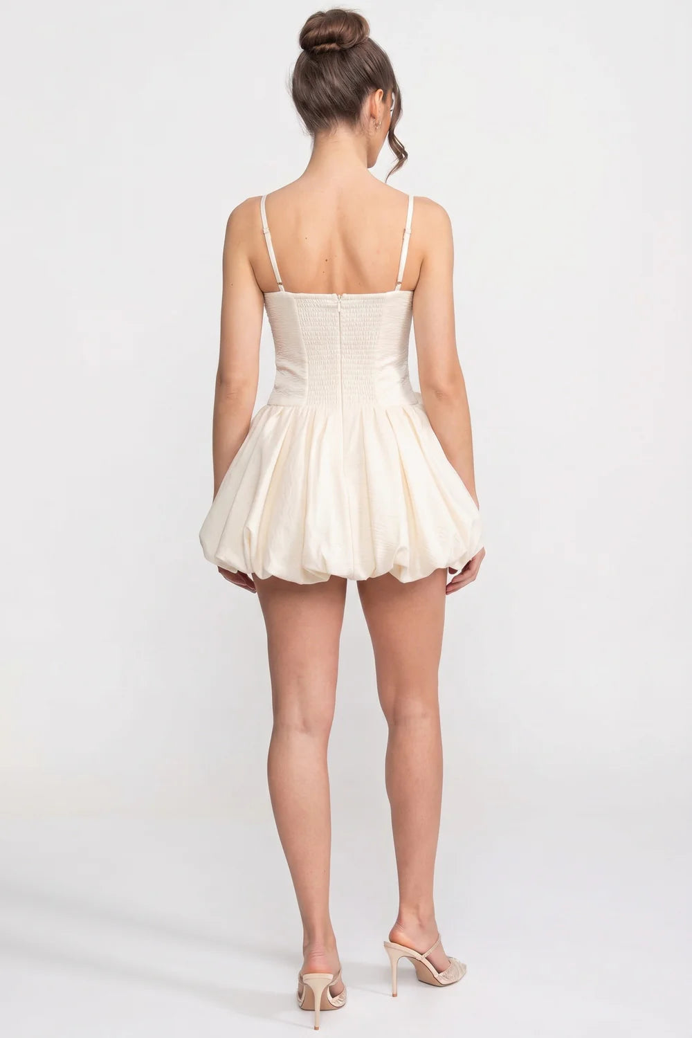 Vestido com Saia Estruturada e Detalhe de Flores na Barra