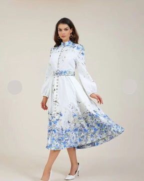 Vestido Azul Floral com Gola Alta e Cintura Império – Elegância Atemporal