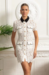 Vestido Mini – Branco com Renda Floral, Elegante, Manga Curta, Colarinho Clássico e Fechamento de Botão Único