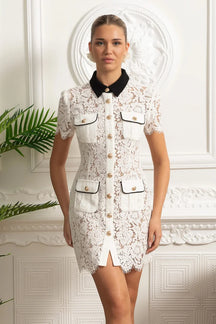 Vestido Mini – Branco com Renda Floral, Elegante, Manga Curta, Colarinho Clássico e Fechamento de Botão Único