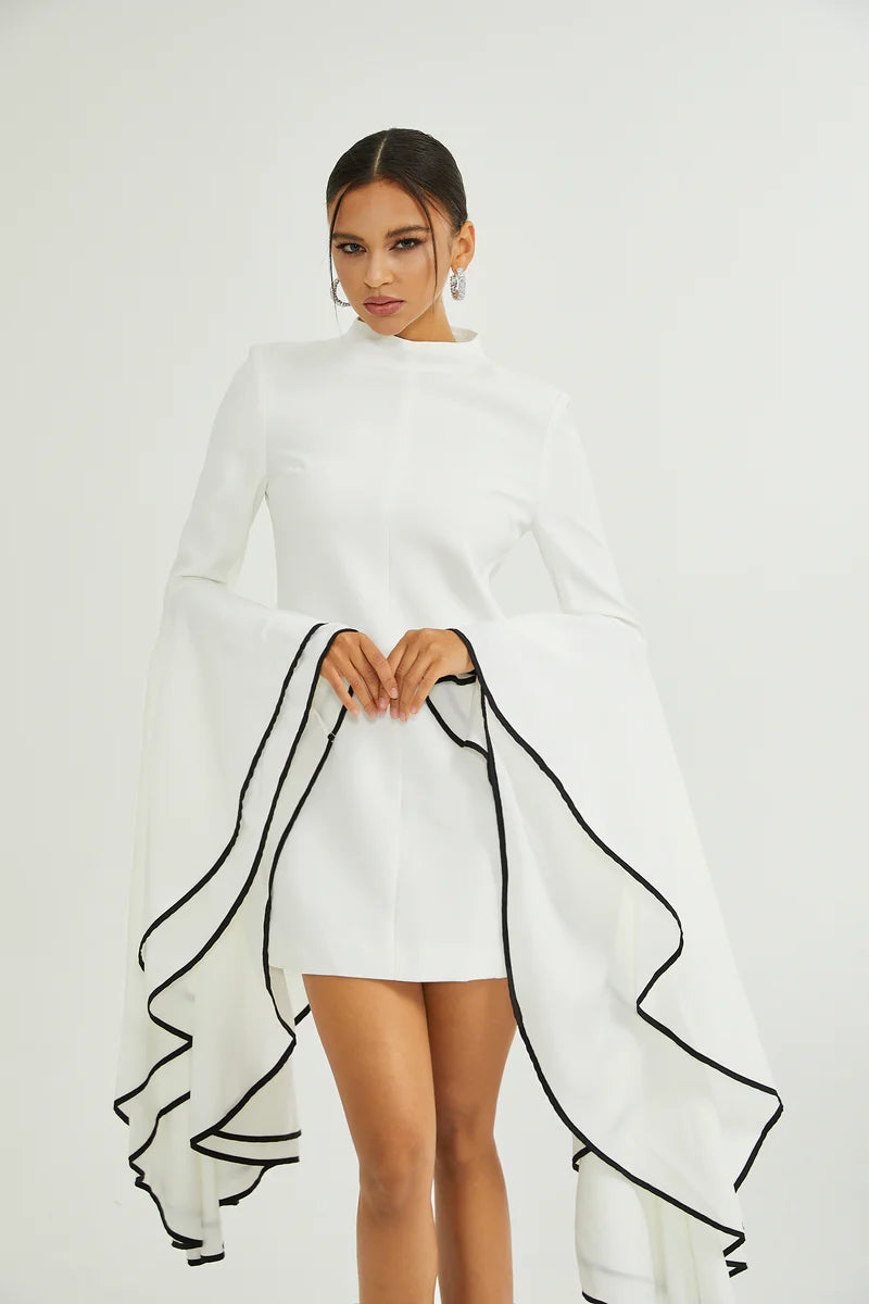 Vestido Curto com Mangas Sino em Alfaiataria Branca