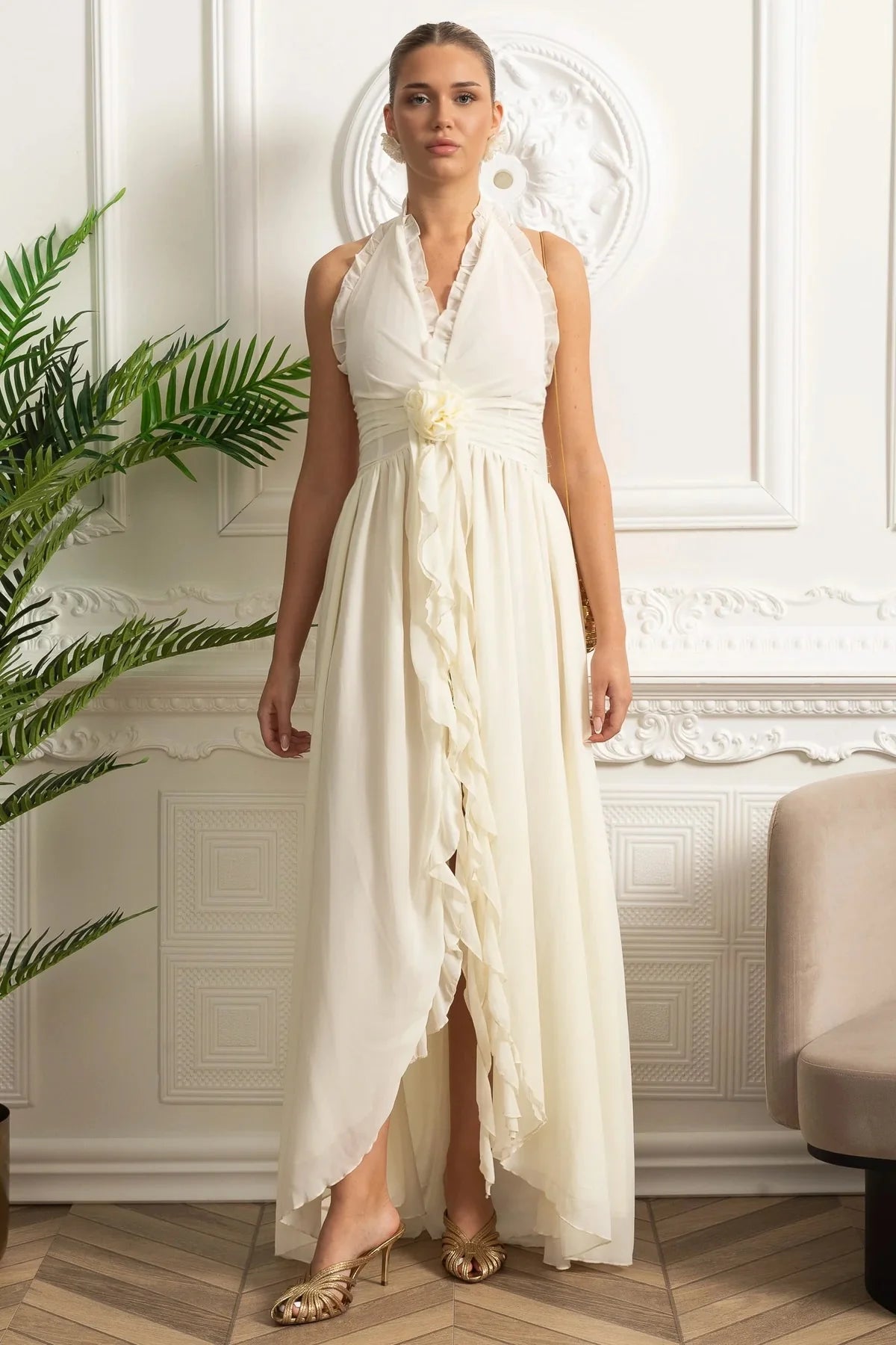 Vestido Longo – Elegante com Gola Halter, Decote com Babados, Cintura Franzida e Detalhe Floral
