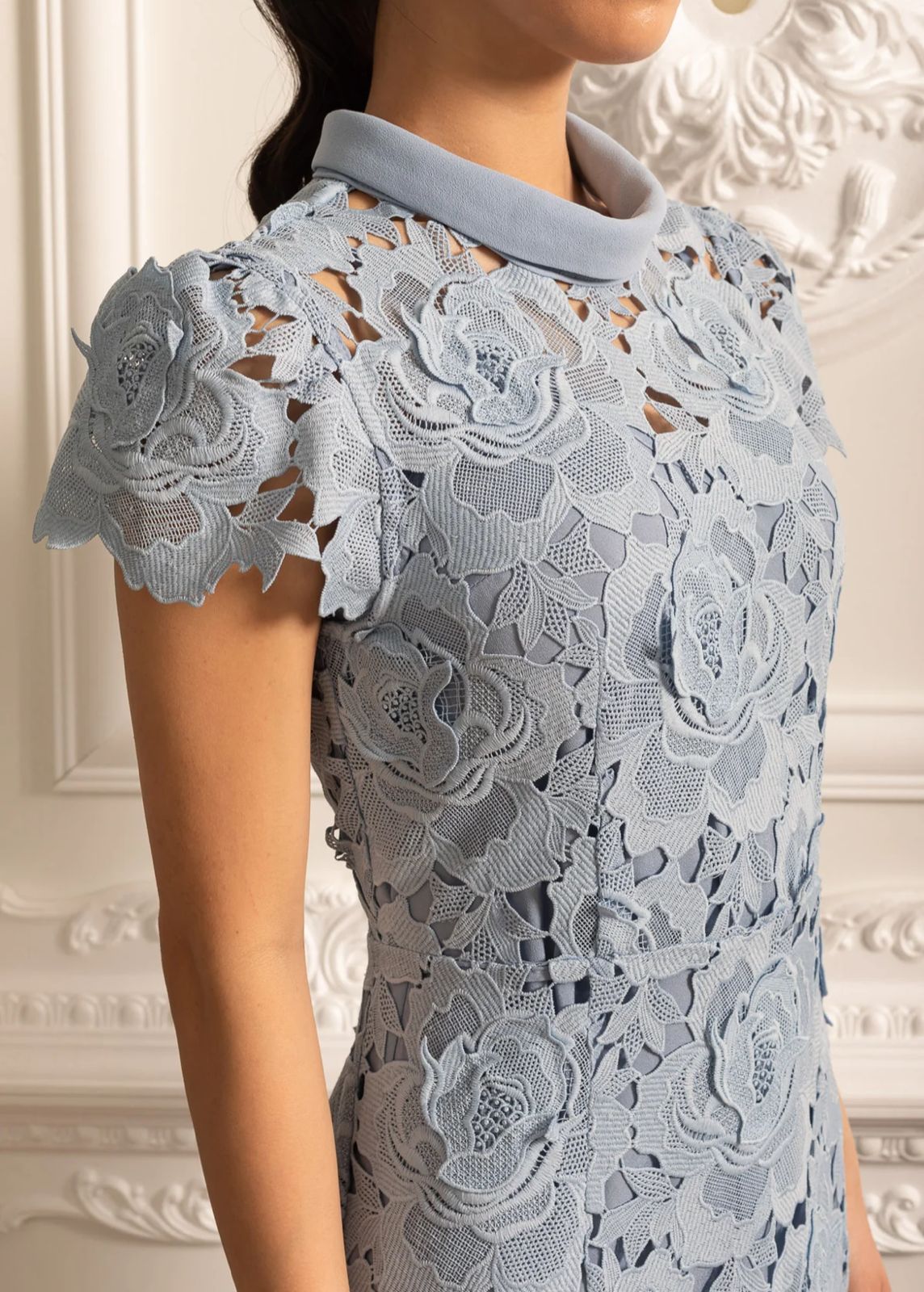 Vestido Renda Bordada  – Elegância Sofisticada