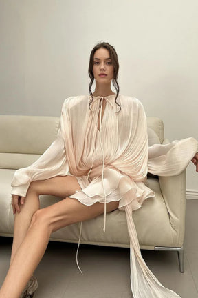 Vestido Mini com Babados, Mangas Longas e Silhueta Fluida