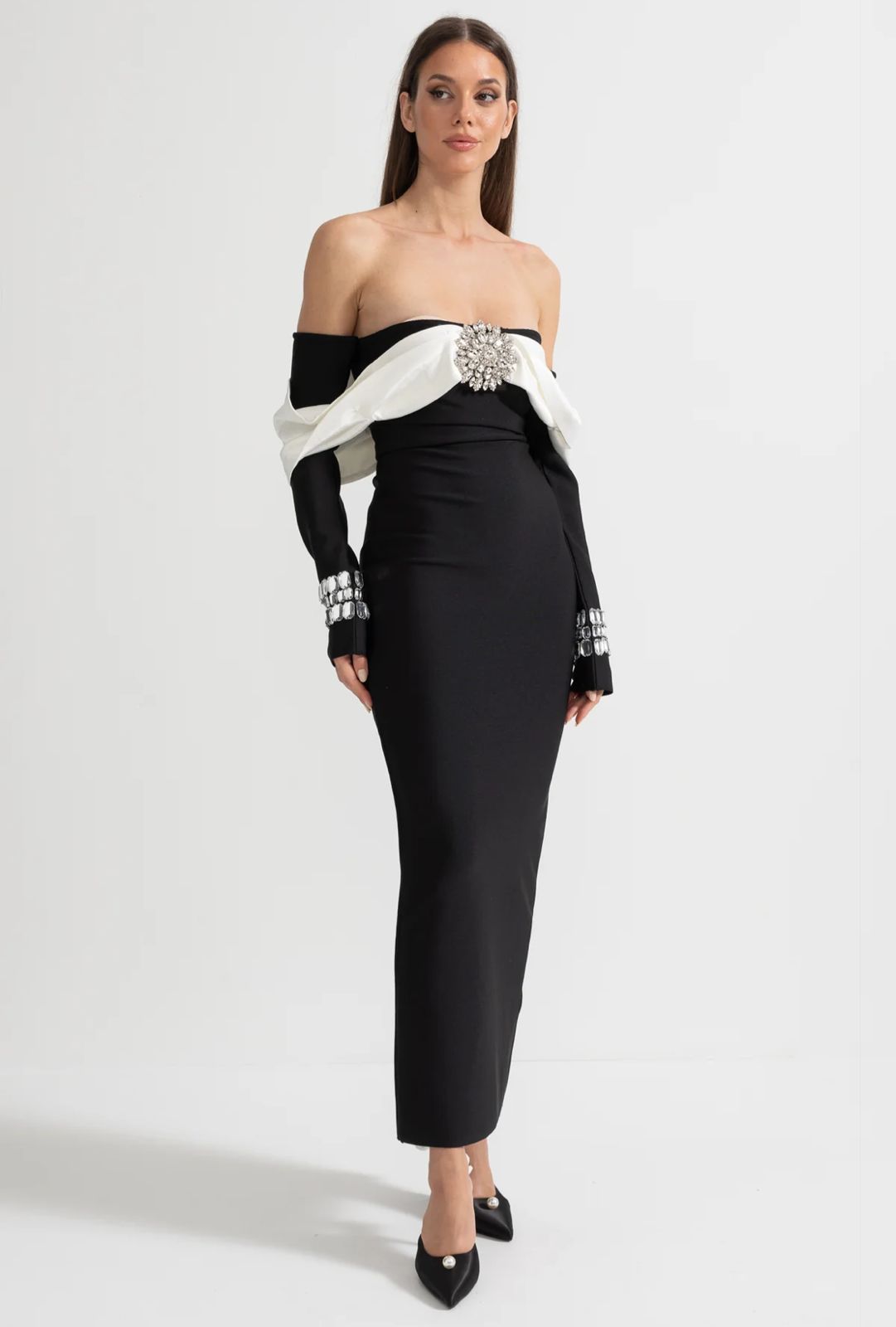 Vestido com Bordado à Mão em Pedrarias – Modelo Ombro a Ombro com Silhueta Ajustada e Elegância Artesanal