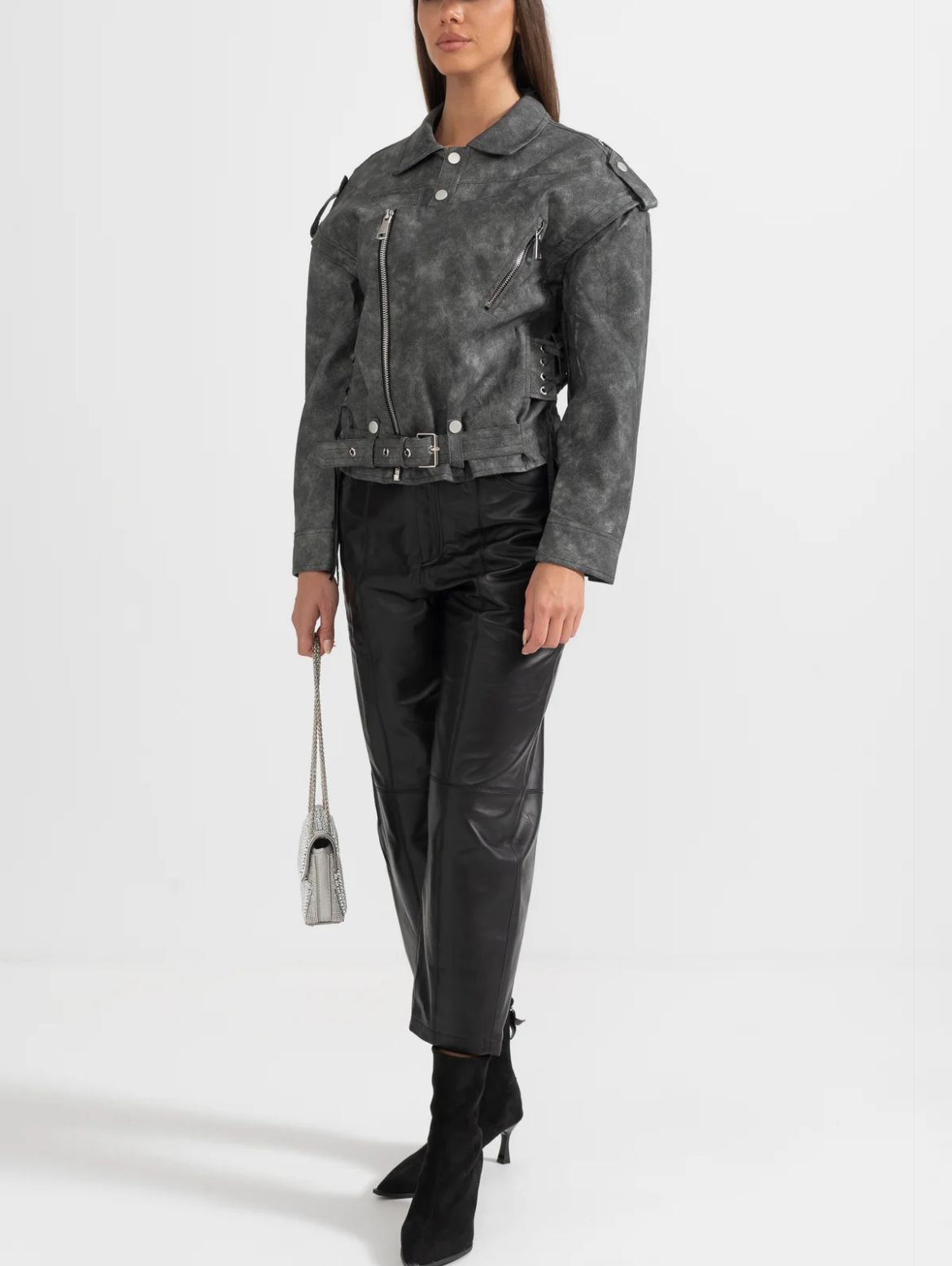 Jaqueta de Couro Feminina com Design Atemporal – Estilo e Elegância para Todas as Estações