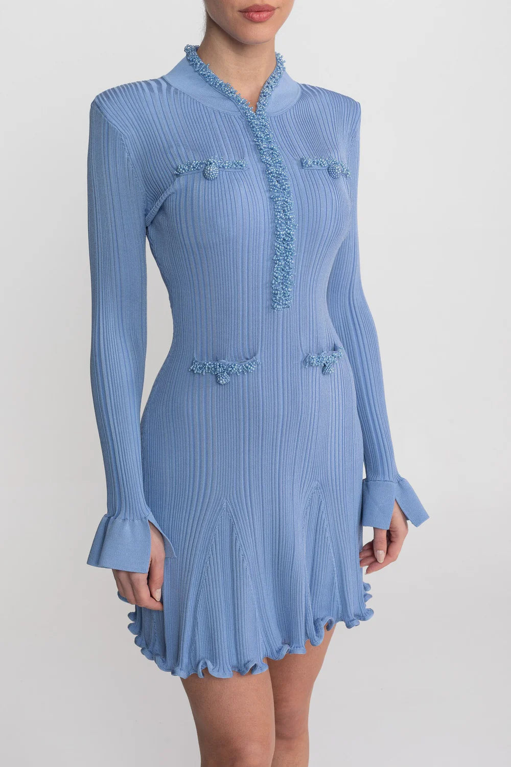 Vestido Curto Manga Longa com Acabamento de Pedraria e Punhos em Sino