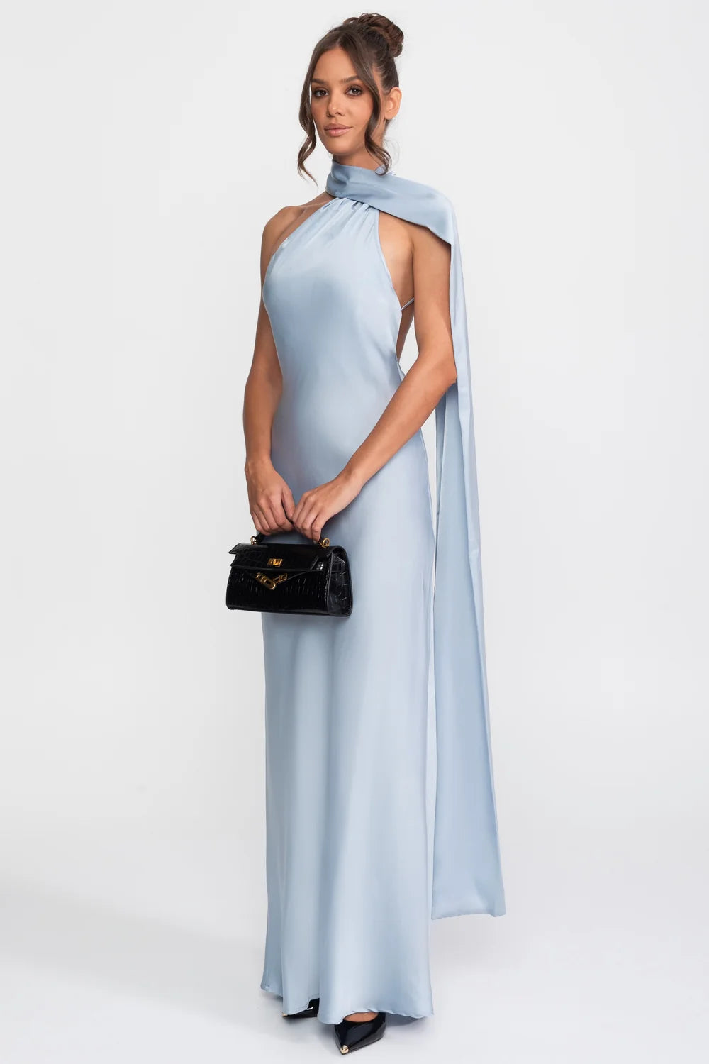 Vestido Longo Acetinado com Detalhe Torcido no Pescoço e Caimento Fluido