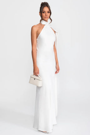 Vestido Longo Acetinado com Detalhe Torcido no Pescoço e Caimento Fluido