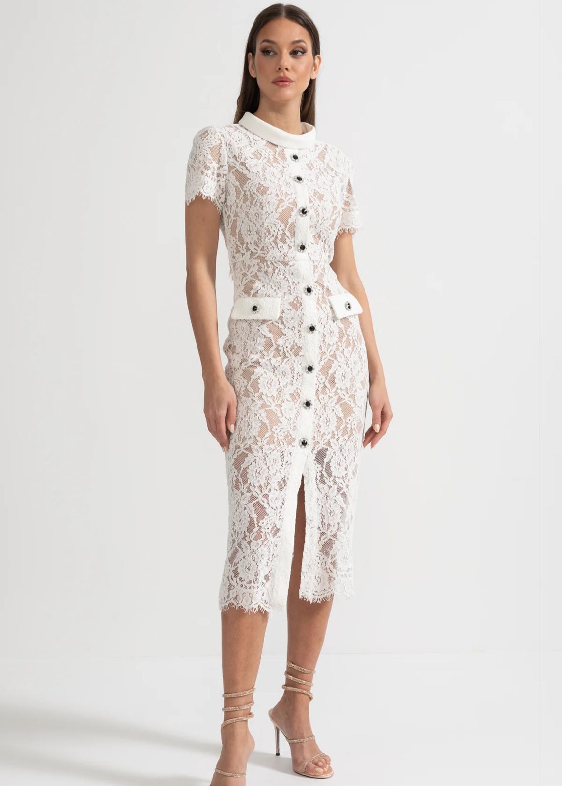 Vestido de Renda com Botões – Silhueta Fina e Detalhes Artísticos