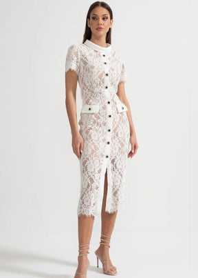 Vestido de Renda com Botões – Silhueta Fina e Detalhes Artísticos