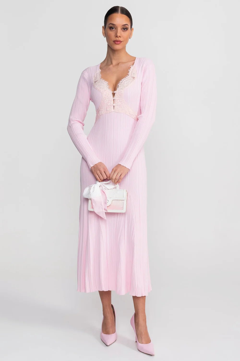 Vestido Midi em Tricô Canelado com Detalhes em Renda e Modelagem Sereia