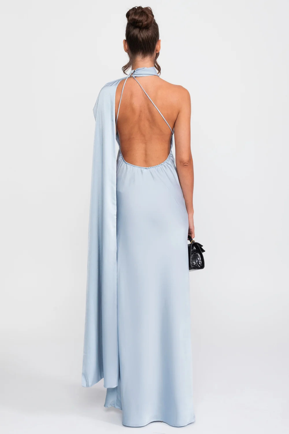 Vestido Longo Acetinado com Detalhe Torcido no Pescoço e Caimento Fluido