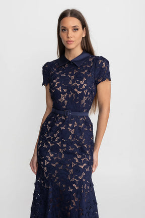 Vestido Sereia com Gola de Lapela, Flores em Relevo e Recortes Vazados