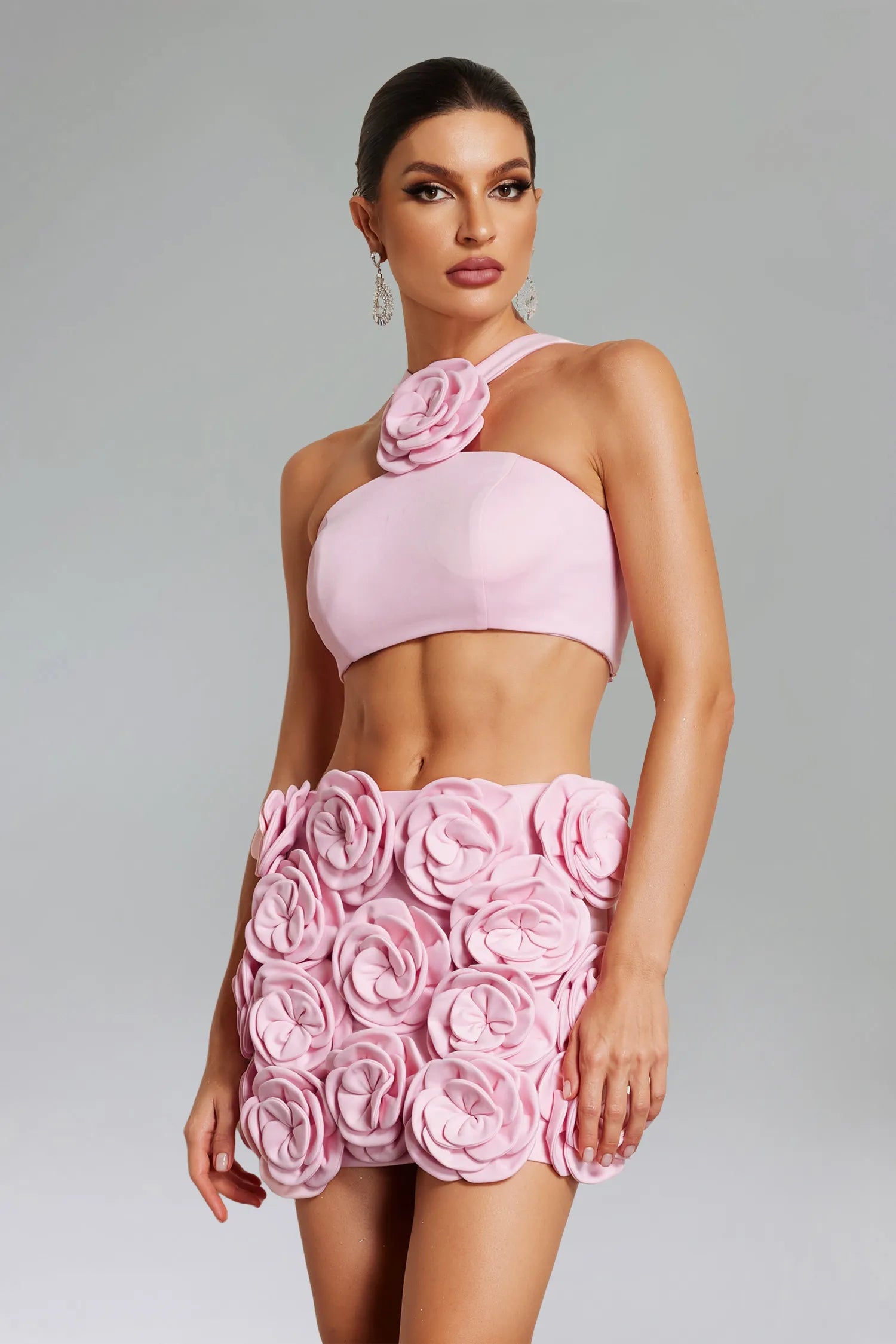 Conjunto Curto Rosa com Gola Halter, Costas Abertas e Aplicações Florais Bordadas à Mão