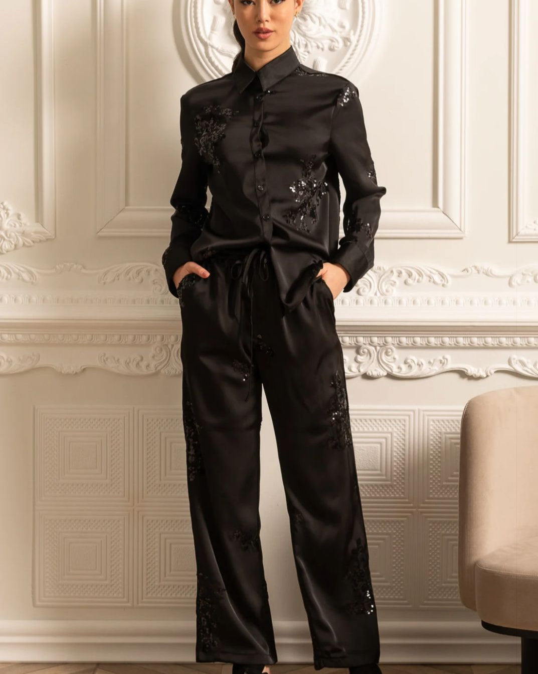 Conjunto de Camisa Bordada à Mão com Paetês e Calça de Cetim – Sofisticação em Cada Detalhe