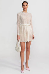 Vestido de Alta Alfaiataria em Renda com Detalhes Brilhantes
