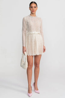 Vestido de Alta Alfaiataria em Renda com Detalhes Brilhantes