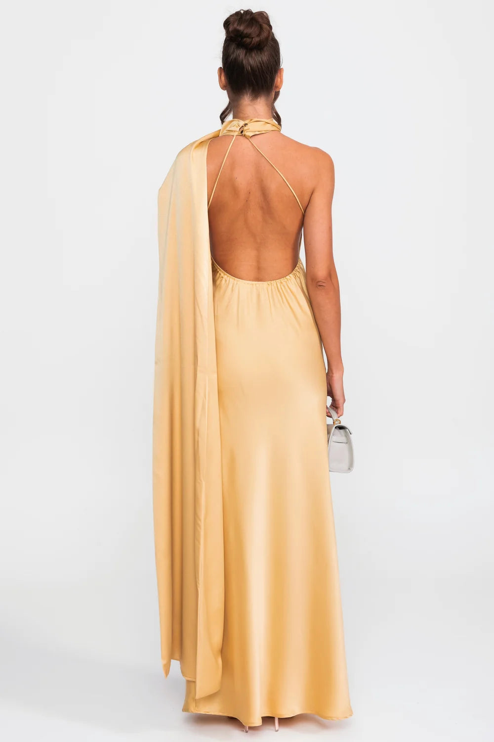 Vestido Longo Acetinado com Detalhe Torcido no Pescoço e Caimento Fluido