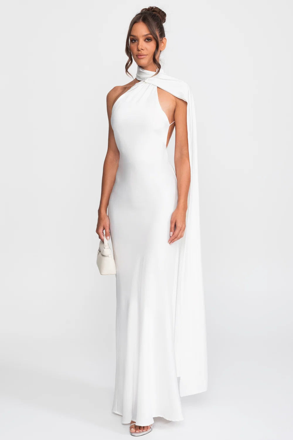 Vestido Longo Acetinado com Detalhe Torcido no Pescoço e Caimento Fluido