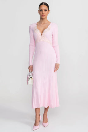 Vestido Midi em Tricô Canelado com Detalhes em Renda e Modelagem Sereia