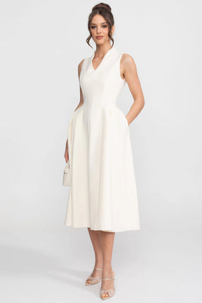 Vestido Escultural de Alta Costura com Decote em V e Efeito Capa Sobreposta