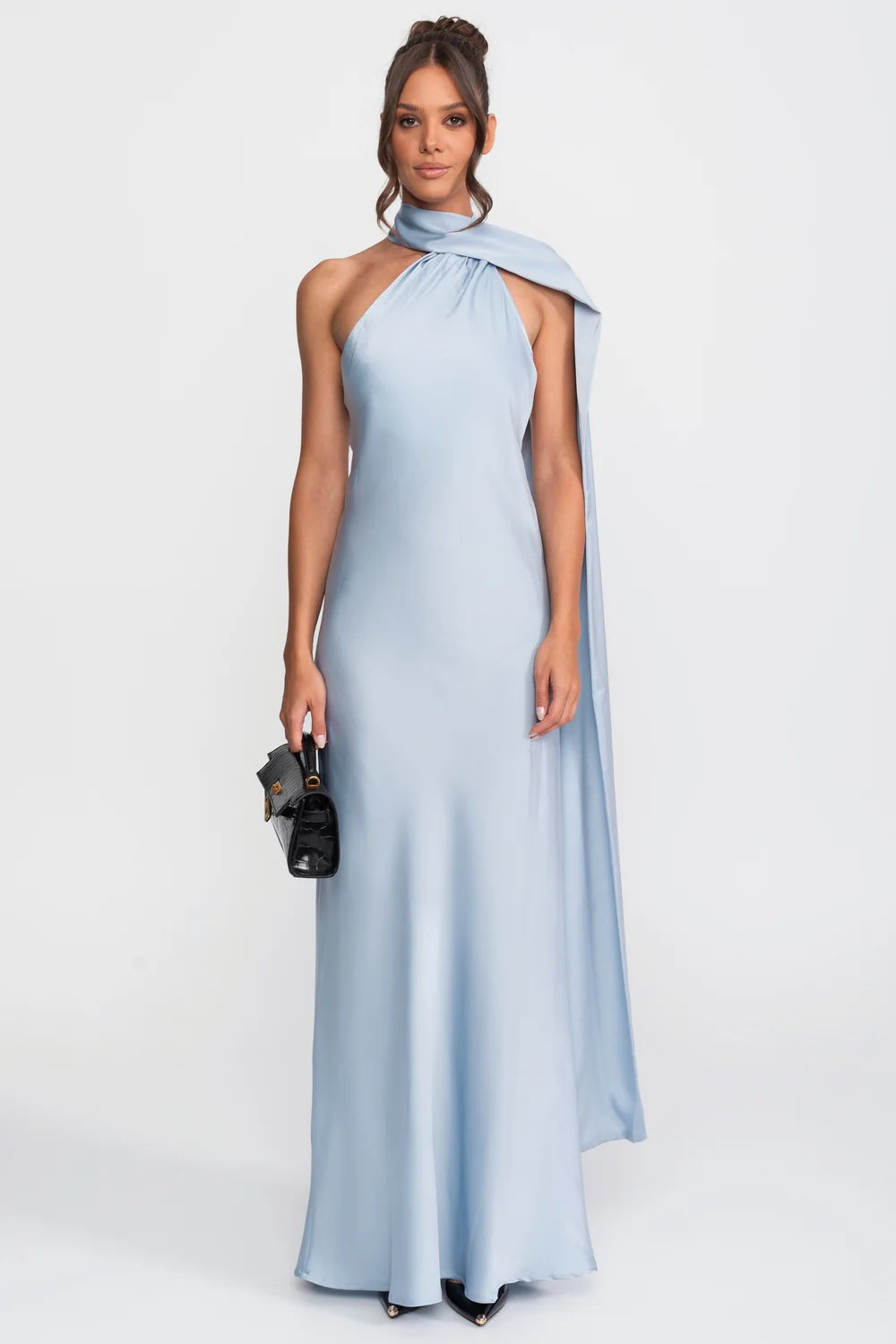 Vestido Longo Acetinado com Detalhe Torcido no Pescoço e Caimento Fluido