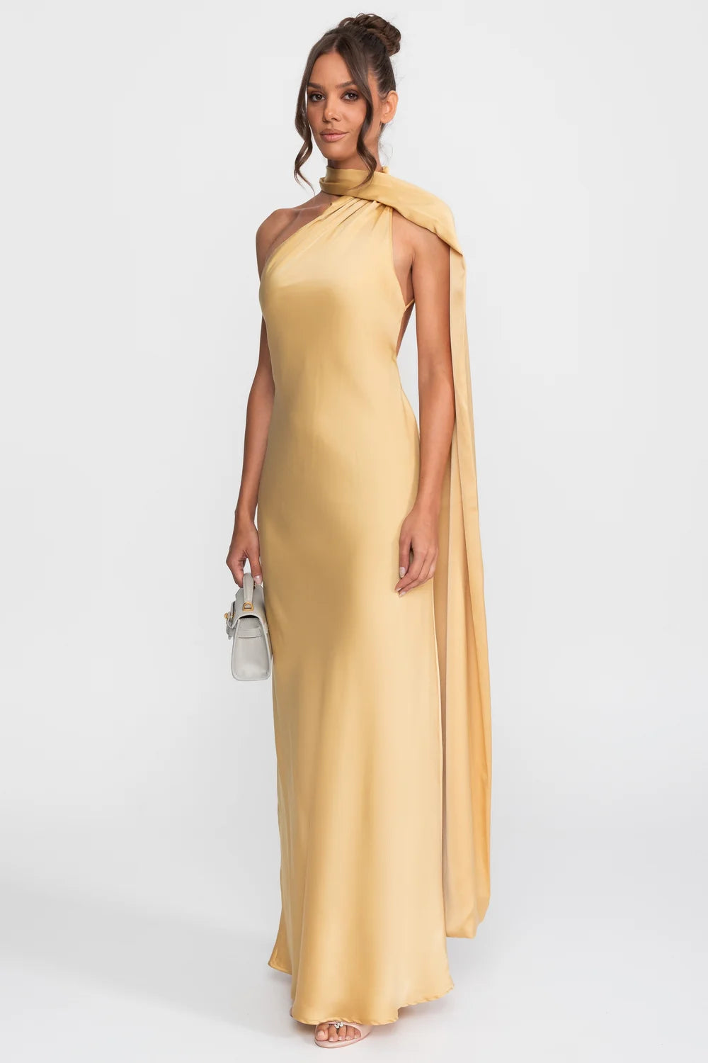 Vestido Longo Acetinado com Detalhe Torcido no Pescoço e Caimento Fluido