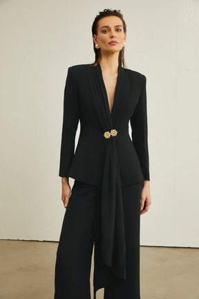 Conjunto de Inverno Linha Nobre: Casaco com Gola Plissada e Calça de Corte Reto