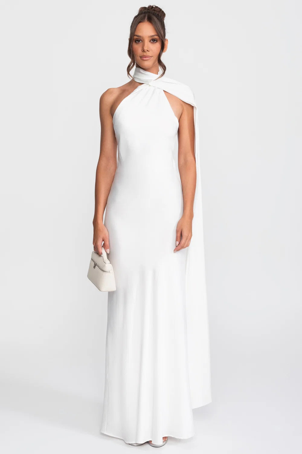 Vestido Longo Acetinado com Detalhe Torcido no Pescoço e Caimento Fluido