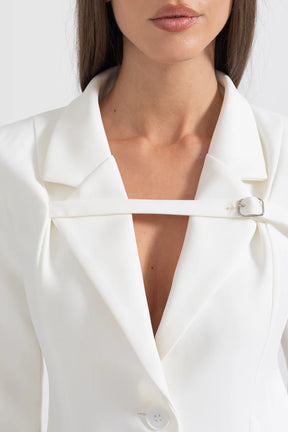 Blazer Branco Ajustado com Alça Cruzada no Peito