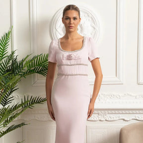 Vestido Midi Rosa Elegante – Decote Quadrado, Manga Curta com Laço, Detalhes Decorados