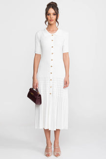 Vestido Midi em Tricô Canelado com Gola Boneca e Saia Plissada